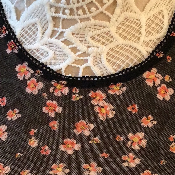 532 🌼EUC Me to We Pac Sun Juniors Sheer Floral Top🌼 - Picture 2 of 7